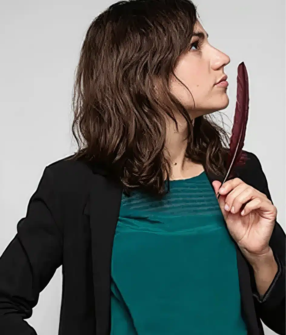 Cecile-Strouk-Ecrivain-public-professionnel-tenant-un-stylo-plume Image de profil de Cécile Strouk